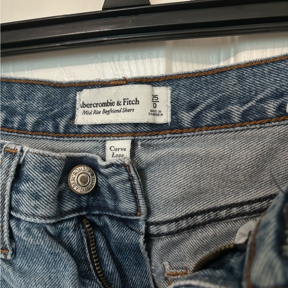 Abercrombie & Fitch Mid rise Boyfriend Shorts - Picture 3 of 3